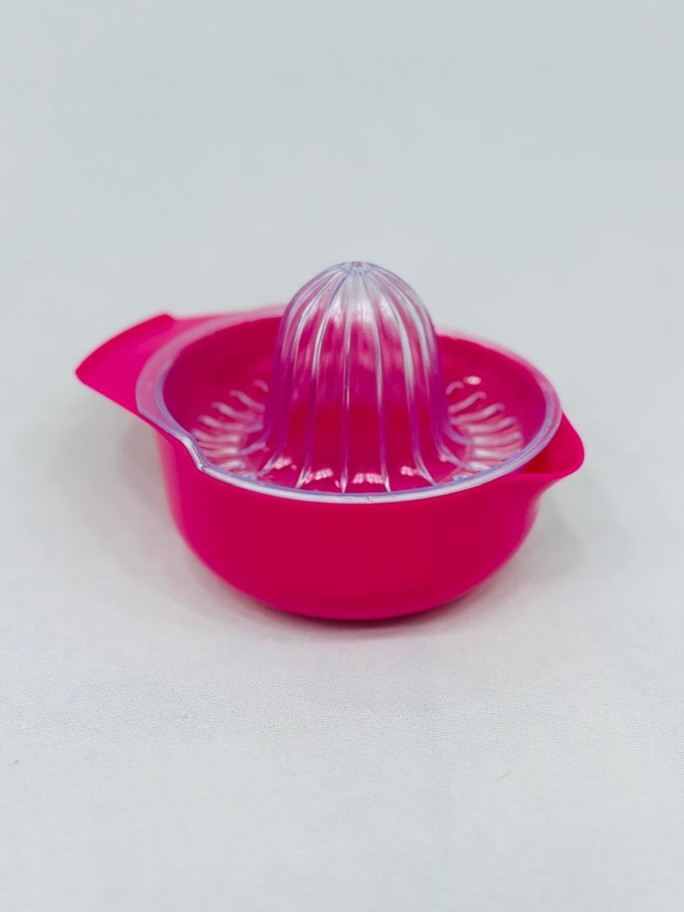 Manual Citrus Juicer – Plastic Lemon Squeezer with Seed Filter & Easy Pour Spout